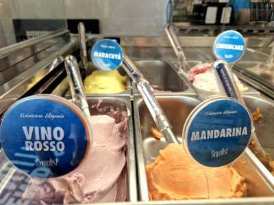 E poi ci sono i gelati artigianali dai gusti e nomi sudamericani quali la maracuja, la mandarina...